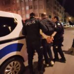 Alkollü Sürücü Kaza Yaptı, Polisle Tartıştı ve Tekme Attı 3 alkollu surucu kimlik isteyen sube mudurune tekme atti aaecbbfa9ac2