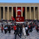 Anıtkabir, Cumhuriyet Bayramı'nda Yoğun Ziyaretçi Akınına Uğradı 3 anitkabirde cumhuriyet coskusu video eklendi d3a2f1a1fda7