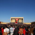 Ankara'da Cumartesi Cumhuriyet Bayramı kutlamaları, SOLOTÜRK'ün gösteri uçuşu ile renklenirken, geçit töreninde gaziler ve öğrenciler yer aldı. 6 ankarada soloturk esliginde 29 ekim yuruyusu 220b6a9cfc96
