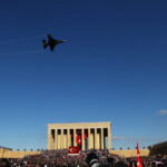 Ankara'da Cumartesi Cumhuriyet Bayramı kutlamaları, SOLOTÜRK'ün gösteri uçuşu ile renklenirken, geçit töreninde gaziler ve öğrenciler yer aldı. 4 ankarada soloturk esliginde 29 ekim yuruyusu 221549282ce0