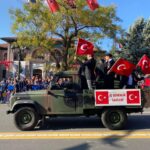 Ankara'da Cumartesi Cumhuriyet Bayramı kutlamaları, SOLOTÜRK'ün gösteri uçuşu ile renklenirken, geçit töreninde gaziler ve öğrenciler yer aldı. 2 ankarada soloturk esliginde 29 ekim yuruyusu 2d2a2a1d1c6c