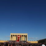 Ankara'da Cumartesi Cumhuriyet Bayramı kutlamaları, SOLOTÜRK'ün gösteri uçuşu ile renklenirken, geçit töreninde gaziler ve öğrenciler yer aldı. 5 ankarada soloturk esliginde 29 ekim yuruyusu b0f7110e2cb6