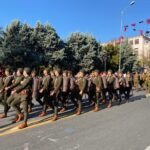 Ankara'da Cumartesi Cumhuriyet Bayramı kutlamaları, SOLOTÜRK'ün gösteri uçuşu ile renklenirken, geçit töreninde gaziler ve öğrenciler yer aldı. 1 ankarada soloturk esliginde 29 ekim yuruyusu cadb2da0b8f0