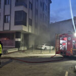 apartman otoparkindaki otomobilde patlama sonrasi yangin mahsur kalan 9 kisi itfaiye merdiveniyle kurtarildi 2fc9c0fa53f9