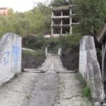 asma kopruye demir kapi yaptirip kilit de takti 7746c77545c2