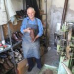 Kayseri'de 55 Yıldır Ayakkabı Tamirciliği Yapan Ahmet Özsoy, Mesleğin Geleceğinden Endişeli 5 babasindan kalan 85 yillik makine ile yarim asirdir ayakkabi tamir ediyor 332e43c6ca80