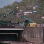 baraj golunde sel sularinin surukledigi odunlar temizleniyor 7550ada5de21