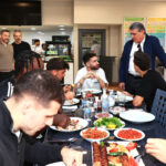 Beşiktaş Başkanı Serdal Adalı, derbi öncesi futbolcularla moral yemeğinde buluştu. 1 besiktas baskani serdal adali fenerbahce derbisi oncesi futbolcularla bulustu 763e0128db20