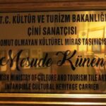 bursa devlet sanatcisi cini ustasi izniki resmettigi eserini papa icin hazirliyor video eklendi 8301899b7c8c