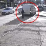 bursa surucusunun geri manevra yaptigi minibus yayaya carpti kaza kamerada video eklendi 98796687c8e5