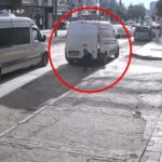 bursa surucusunun geri manevra yaptigi minibus yayaya carpti kaza kamerada video eklendi f7c9ead086a1