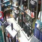 bursada deprem sirasinda panikle disariyi cikarken cay bardagini da aldi o anlar kamerada d8e718566d87