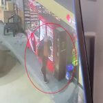 cam kapiyi fark etmeyince basini carpti o onlar kamerada 7307d7746099