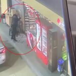 cam kapiyi fark etmeyince basini carpti o onlar kamerada d20b723b0688