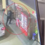 cam kapiyi fark etmeyince basini carpti o onlar kamerada f668e09bc475