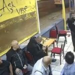 cay ocaginda otururken tabancayla vuruldu o anlar kamerada 18cde8a35514