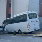 cenaze donusu polis ve yakinlarini tasiyan midibus duvara carpti 3u polis 7 yarali video eklendi 31c4693b1818