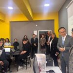 cin buyukelcisi xuebin ogrencilerle ankaranin tasina bak sarkisini soyledi b4f69d813dc0