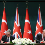 Cumhurbaşkanı Erdoğan, Birleşik Krallık Başbakanı Starmer ile yapılan görüşmelerde Eurofighter Typhoon anlaşmasını imzaladıklarını duyurdu. 2 cumhurbaskani erdogan sayin starmer ile eurofighter typhoon anlasmasi icin imzalari attik 07d8cb143e03