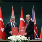 Cumhurbaşkanı Erdoğan, Birleşik Krallık Başbakanı Starmer ile yapılan görüşmelerde Eurofighter Typhoon anlaşmasını imzaladıklarını duyurdu. 1 cumhurbaskani erdogan sayin starmer ile eurofighter typhoon anlasmasi icin imzalari attik 19e1d32d6b2c