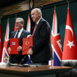Cumhurbaşkanı Erdoğan, Birleşik Krallık Başbakanı Starmer ile yapılan görüşmelerde Eurofighter Typhoon anlaşmasını imzaladıklarını duyurdu. 5 cumhurbaskani erdogan sayin starmer ile eurofighter typhoon anlasmasi icin imzalari attik 260c787d96a0