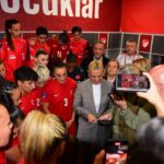 Cumhurbaşkanı Erdoğan, Kadın Futbol Takımını Kosova Zaferi İçin Tebrik Etti 1 cumhurbaskani erdogandan a milli kadin futbol takimina tebrik telefonu b1f9a4c4f712