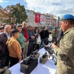 Çorlu'da Cumhuriyet Bayramı Coşkuyla Kutlandı, Silah Sergisi Büyük İlgi Gördü 2 cumhuriyet bayrami kutlamalari kapsaminda komandolarin silah sergisine yogun ilgi 378ecb60662b