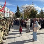 Çorlu'da Cumhuriyet Bayramı Coşkuyla Kutlandı, Silah Sergisi Büyük İlgi Gördü 4 cumhuriyet bayrami kutlamalari kapsaminda komandolarin silah sergisine yogun ilgi 75f55a42ee1e