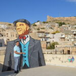 Uçurtma İle Sanatı Birleştiren Mardinli Zahit Mungan, Cumhuriyet Bayramı'nda Atatürk Posterli Uçurtmasını Uçurdu. 2 cumhuriyet bayrami oncesi ataturk posterli ucurtma mardin semalarinda ucuruldu 67c2200d1342