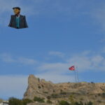 Uçurtma İle Sanatı Birleştiren Mardinli Zahit Mungan, Cumhuriyet Bayramı'nda Atatürk Posterli Uçurtmasını Uçurdu. 1 cumhuriyet bayrami oncesi ataturk posterli ucurtma mardin semalarinda ucuruldu c03c2a848b78