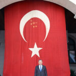 Antalya'da 1920'li yıllara ait tarihi Türk bayrağıyla Cumhuriyet Bayramı kutlandı 3 cumhuriyete taniklik eden turk bayragi 958ac2636d51