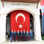 Antalya'da 1920'li yıllara ait tarihi Türk bayrağıyla Cumhuriyet Bayramı kutlandı 4 cumhuriyete taniklik eden turk bayragi b876350108dc