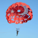 deniz parasutune bagladigi bisikletiyle gokyuzunde pedal cevirdi 254e02fd45b6