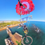deniz parasutune bagladigi bisikletiyle gokyuzunde pedal cevirdi 7d9616431b60