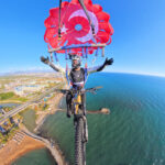 deniz parasutune bagladigi bisikletiyle gokyuzunde pedal cevirdi b9dbaefe9e91