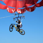 deniz parasutune bagladigi bisikletiyle gokyuzunde pedal cevirdi f89facd926f9