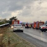 denizlide tur otobusu devrildi 1 olu 32 yarali 036c04089cba