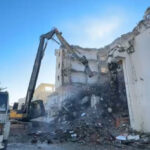 depremde hasar goren 47 yillik banka binasi yikiliyor 5b9e9c190609