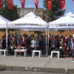 Diyarbakır'da Cumhuriyet Bayramı'nda Yağmur Çaybugün'ün İstiklal Marşı'nın etkisiyle duygu dolu anları kaymakam tarafından teselli ile taçlandı. 3 diyarbakirda istiklal marsini okurken aglayan ogrenciyi kaymakam teselli etti 7795f0d62995