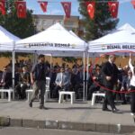 Diyarbakır'da Cumhuriyet Bayramı'nda Yağmur Çaybugün'ün İstiklal Marşı'nın etkisiyle duygu dolu anları kaymakam tarafından teselli ile taçlandı. 1 diyarbakirda istiklal marsini okurken aglayan ogrenciyi kaymakam teselli etti d9ac44fae86a