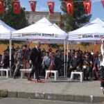Diyarbakır'da Cumhuriyet Bayramı'nda Yağmur Çaybugün'ün İstiklal Marşı'nın etkisiyle duygu dolu anları kaymakam tarafından teselli ile taçlandı. 2 diyarbakirda istiklal marsini okurken aglayan ogrenciyi kaymakam teselli etti df79ffbf0950