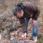 dogadan topladigi taslari 40 yildir isleyip takiya donusturuyor 7b1937eb5bf0