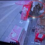 dukkaninin camlari kirilan kuaforun karsi tarafin ogluna tokat attigi iddia edildi f4516e002ef3