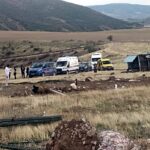 Fırtınanın Kurbanı Üçler Kılıç, Son Yolculuğuna Uğurlandı 3 firtinada uzerine konteyner ev devrilmisti topraga verildi 9f9a80c230d6