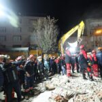 Gebze'deki Binanın Yakınındaki Aileler, Sosyal Tesislerde Ağırlanacak 2 gebzede bina coktu 5 kisiden 1i sag 2sinin cansiz bedeni cikarildi 17 9898c942540c