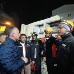 Gebze'deki Binanın Yakınındaki Aileler, Sosyal Tesislerde Ağırlanacak 1 gebzede bina coktu 5 kisiden 1i sag 2sinin cansiz bedeni cikarildi 17 f355c3e1c475