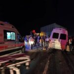 hatayda iscileri tasiyan servis minibusu traktorun romorkuna carpti 14 yarali fc0947fd3295