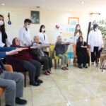 huzurevini ziyaret edip yaslilarla egzersiz yaptilar 52c017271f14
