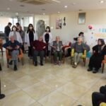 huzurevini ziyaret edip yaslilarla egzersiz yaptilar 52ce5a416840