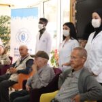 huzurevini ziyaret edip yaslilarla egzersiz yaptilar 5eb746de38ef